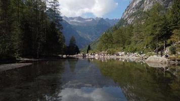 Valle en un día soleado entre las montañas de los Alpes, Val di Mello, Lombardía, Italia video
