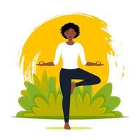 Mujer afroamericana haciendo yoga en la naturaleza deja el fondo. ilustración vectorial en estilo plano vector