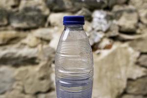 botella de agua de plastico foto