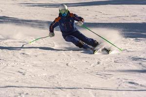 grandvalira, andorra, 03 de enero de 2021 - joven esquiando en los pirineos en la estación de esquí de grandvalira foto
