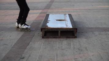 pratica di skateboard all'aperto video