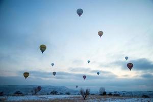 Capadocia, Turquía, 2021: globos aerostáticos sobrevolando Capadocia foto