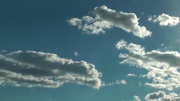 nuages propres se déplaçant dans le ciel bleu video