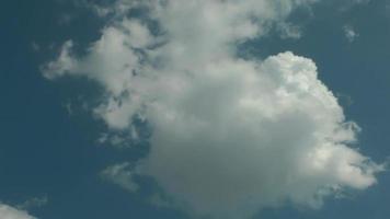 nubes limpias moviéndose en el cielo azul video