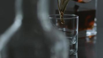 whisky wordt in slow motion in glas gegoten. geschoten op phantom flex 4k met 1000 fps video