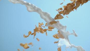 cereal e leite derramando e espirrando em câmera lenta. filmado em phantom flex 4k a 1000 fps video