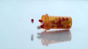 pilules débordant d'une bouteille au ralenti, filmées sur un flex fantôme 4k à 1000 fps video