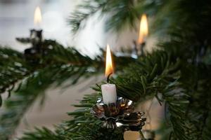 árbol de navidad y luz festiva de velas. foto