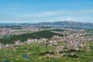 la montaña domina los ricos pueblos y ciudades foto