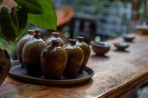 Utensilios y cuencos para cerámica de vino chino. foto