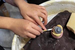 El proceso de elaboración de cerámica en un taller de alfarería. foto