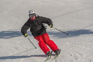 grandvalira, andorra, 03 de enero de 2021 - joven esquiando en los pirineos en la estación de esquí de grandvalira foto