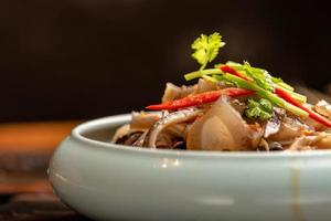 Platos tradicionales chinos para banquetes, fideos fríos. foto