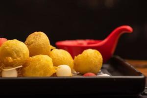 Platos tradicionales chinos para banquetes, bolas de arroz glutinoso frito. foto