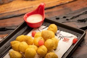 Platos tradicionales chinos para banquetes, bolas de arroz glutinoso frito. foto