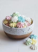pequeños merengues de colores en el cuenco de cerámica