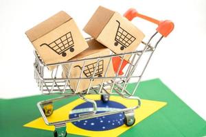 Caja con logotipo de carrito de compras y bandera de Brasil, importación, exportación, compras en línea o comercio electrónico, servicio de entrega de finanzas, tienda, envío de productos, comercio, concepto de proveedor foto