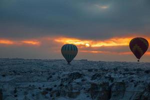 Capadocia, Turquía, 2021: globos aerostáticos sobrevolando Capadocia foto