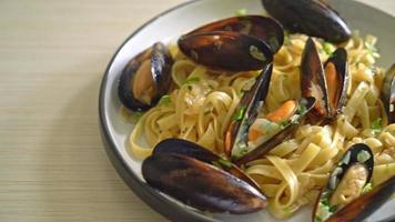 macarrão linguine macarrão vongole vinho branco com mexilhões video