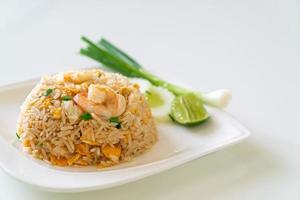 arroz frito con camarones y cangrejo foto