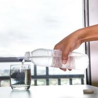 vertiendo agua en un vaso