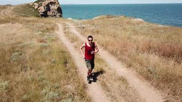 vue aérienne. l'homme court le long des plages du général, automne en crimée video