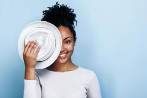 una hermosa y sonriente niña cubrió la mitad de su rostro con un sombrero foto