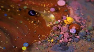 esferas de tinta em superfície de tinta colorida video