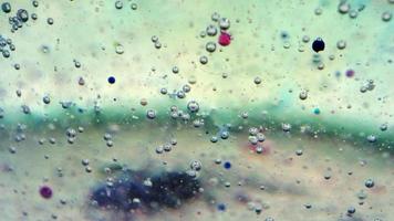 bubblor i oila och vatten med bläck video