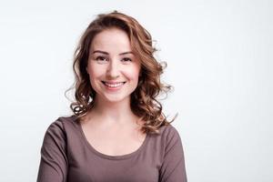 niña sonriente sobre un fondo blanco. foto