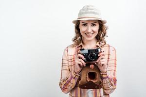 chica sosteniendo una cámara en su mano.aislado sobre un fondo blanco. foto