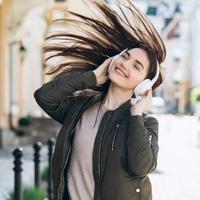 Foto de una chica atractiva divirtiéndose, su cabello volando