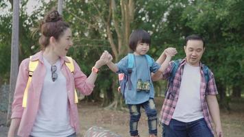 padres asiáticos divirtiéndose en la naturaleza con su hijo video