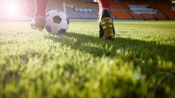 fútbol o jugador de fútbol de pie con la pelota en el campo para patear la pelota de fútbol en el estadio de fútbol foto