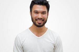 Hombre guapo asiático con bigote, sonriendo y riendo aislado sobre fondo blanco. foto