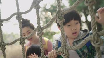 família asiática se divertindo nas férias video