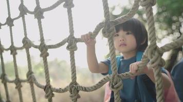 Aziatische familie die plezier heeft op vakantie video