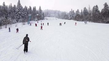 vue aérienne de la piste de ski video