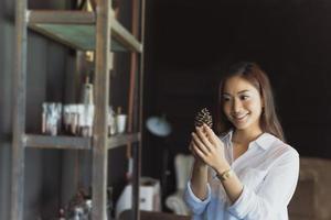 mujeres asiáticas de pie sonriendo y feliz relajándose en una cafetería después de trabajar en una oficina exitosa. foto
