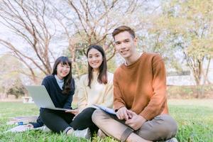 Los estudiantes en grupo sonríen y se divierten, también ayuda a compartir ideas en el trabajo y el proyecto. y también revisar el libro antes del examen en el jardín. foto