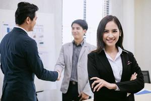 Mujeres de negocios asiáticas y grupo que usa el cuaderno para reuniones y mujeres de negocios sonriendo felices por trabajar