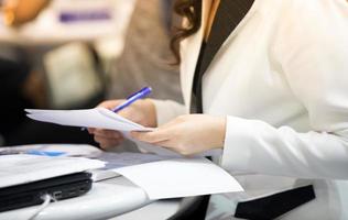 Los empresarios están firmando contratos financieros un documento oficial. foto