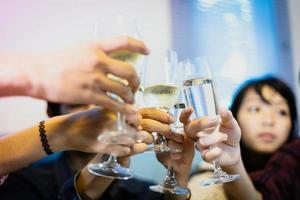 Grupo asiático de amigos de fiesta con bebidas alcohólicas de cerveza y jóvenes disfrutando en un bar brindando cócteles enfoque suave. foto