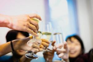Grupo asiático de amigos de fiesta con bebidas alcohólicas de cerveza y jóvenes disfrutando en un bar brindando cócteles enfoque suave.