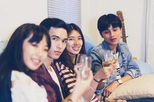 Grupo asiático de amigos de fiesta con bebidas alcohólicas de cerveza y jóvenes disfrutando en un bar brindando cócteles enfoque suave.