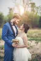 la novia y el novio tienen tiempo de romance y felices juntos foto