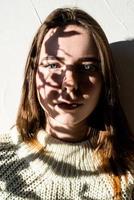 retrato de una bella mujer joven con un patrón de sombra en la cara y el cuerpo foto