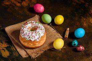 Pastel de Pascua y huevos de colores sobre un fondo oscuro