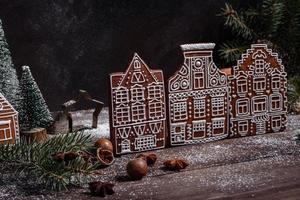 Deliciosos dulces hermosos en una mesa de madera oscura en la víspera de Navidad