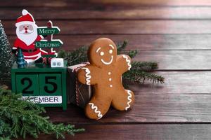 Pan de jengibre festivo navideño hecho en casa sobre una mesa oscura foto